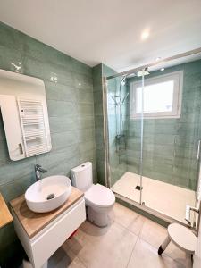 La salle de bains est pourvue d'un lavabo et d'une douche. dans l'établissement Lovely ! T3 Duplex Hyper Cocooning, à Quiberon