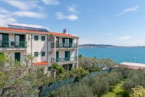 een gebouw met uitzicht op het water bij Apartments G in Trogir