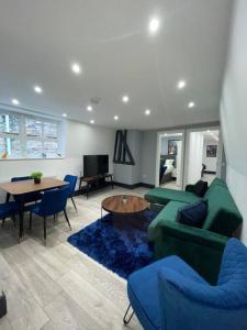 sala de estar con sofá verde y mesa en Abacus House - TWO Bedroom Apartment, en Huntingdon