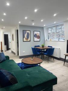 ein Wohnzimmer mit einem Sofa und einem Tisch in der Unterkunft Abacus House - TWO Bedroom Apartment in Huntingdon