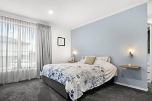 - une chambre avec un lit et une grande fenêtre dans l'établissement Cheerful 3 bedroom home with parking, 