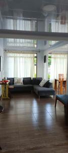 sala de estar con sofá y mesa en Apartamento Fresco con Terraza-tipo loft, 