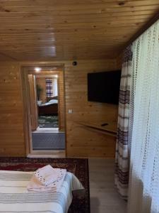 Postel nebo postele na pokoji v ubytování Садиба Федорчуків За рікою
