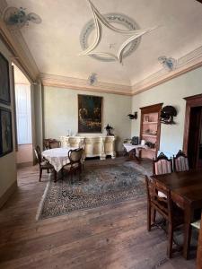 a room with a table and chairs and a dining room at B&B VILLA ROSA in Anzino