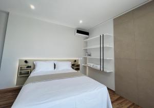 Posteľ alebo postele v izbe v ubytovaní Penthouse & apartments by the Sea airport Airstay