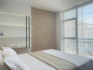 Posteľ alebo postele v izbe v ubytovaní Penthouse & apartments by the Sea airport Airstay