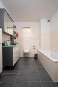 Et badeværelse på Ferienwohnungen Haus Schau ins Land nah an der Nordsee