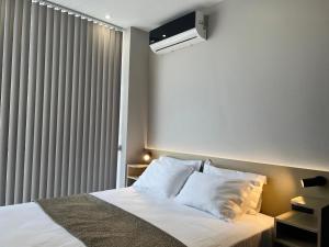 Posteľ alebo postele v izbe v ubytovaní Penthouse & apartments by the Sea airport Airstay
