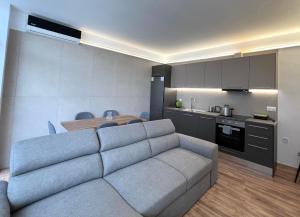 Kuchyňa alebo kuchynka v ubytovaní Penthouse & apartments by the Sea airport Airstay
