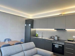 Kuchyňa alebo kuchynka v ubytovaní Penthouse & apartments by the Sea airport Airstay