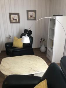 ein Wohnzimmer mit 2 Stühlen und einem Tisch in der Unterkunft Ferienapartments Sonnenhof in Waren (Müritz)