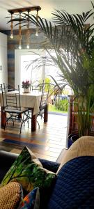 salon z kanapą i stołem w obiekcie La Barrosa duplex w mieście Chiclana de la Frontera