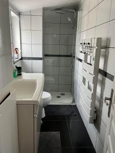 La salle de bains est pourvue d'un lavabo, de toilettes et d'une douche. dans l'établissement L'Ostréa, maison avec jardin à 200m de la mer-wifi, à Saint-Côme-de-Fresné