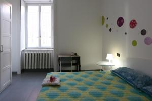 1 dormitorio con cama y ventana en Angoletto Young B&B, en Avellino