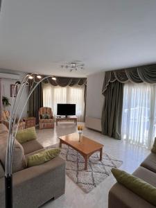 a living room with a couch and a table at ¡Magnifica Villa Amalia! in Calpe