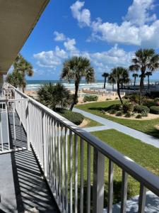 un balcón con vista a la playa en Ocean Views Retreat . Enjoy the Ocean View from your balcony, en Daytona Beach