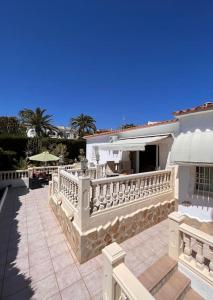 a white house with a balcony and a patio at ¡Magnifica Villa Amalia! in Calpe