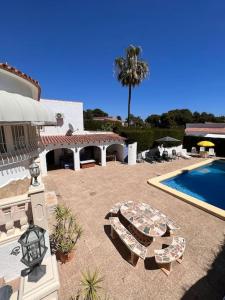 a backyard with a swimming pool and a house at ¡Magnifica Villa Amalia! in Calpe