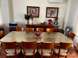 comedor con mesa y sillas en La perla de oasis, en Liria