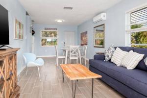 uma sala de estar com um sofá azul e uma mesa em Waterfront Condo #9 em Punta Gorda
