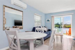 uma sala de estar com uma mesa e um sofá azul em Waterfront Condo #9 em Punta Gorda