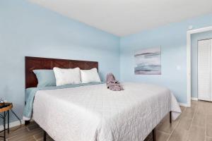 um quarto com uma cama com um bicho de peluche em Waterfront Condo #9 em Punta Gorda