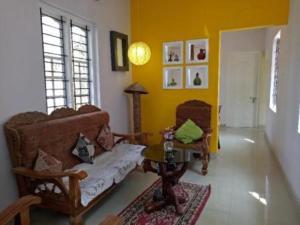 sala de estar con sofá y mesa en The niyanest en Kochi