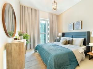 Un pat sau paturi într-o cameră la Modern 2BR in Burj Khalifa View Blvd Central-2002 +43 fotografii