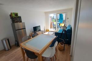 Televízia a/alebo spoločenská miestnosť v ubytovaní Appartement 6 personnes les Sables d'Olonne
