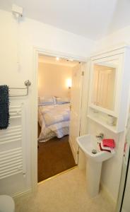 A bathroom at Abbotsford B&B 