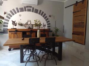 comedor con mesa de madera y sillas en Location zen en Provence, en Mormoiron