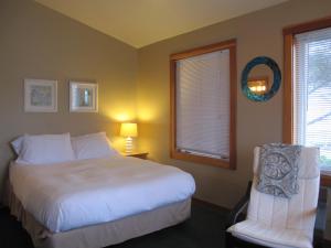 a bedroom with a bed and a lamp in it at Harrison Street Inn in Cannon Beach