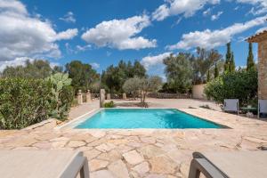 科斯提克斯的住宿－Casa Cascada，庭院内的游泳池,设有石头庭院