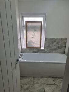 Een badkamer bij Emergency - Bedrooms Only