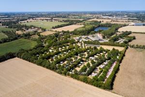 una vista aerea di un’azienda agricola con campo di Glamping Vendée a Saint-Julien-des-Landes