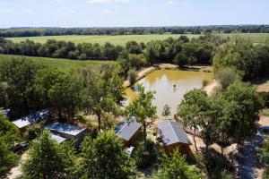 una vista sul lago con un gruppo di case di Glamping Vendée a Saint-Julien-des-Landes