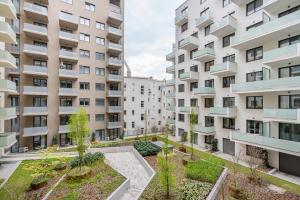 um edifício de apartamentos com um pátio com árvores em White Cottage Studio em Budapeste