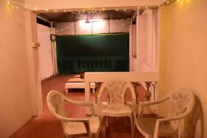 comedor con mesa, sillas y TV en Steve homestay, near white town, near rock beach, en Pondicherry