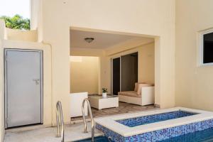 聖斐利－銀港的住宿－Villa Bayardo，一座带游泳池的房子和一间带沙发的房间