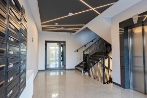 un pasillo con una escalera en una casa en Apartamenty STUDIO, en Busko-Zdrój