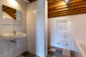 a bathroom with a sink and a mirror at Koe in de Kost in Heeten