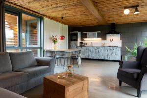 uma sala de estar com dois sofás e uma mesa em Koe in de Kost em Heeten