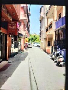 una calle vacía en una ciudad con edificios en Hotel Shiva Haridwar - nearby bus and railway station, en Haridwar