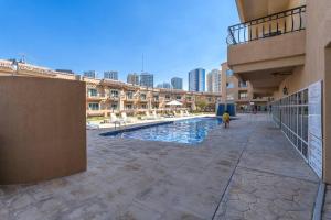 Bazén v ubytování Lush Loft with spacious terrace by Suiteable nebo v jeho okolí