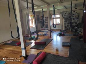 a room with a lot of yoga mats on the floor at Komfortowy dom wakacyjny dla kilku rodzin 