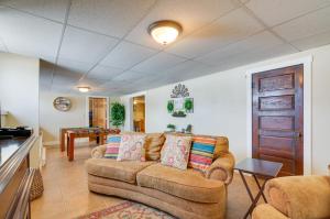 sala de estar con sofá y mesa en Cozy Historic Home with Games, Near Bryce Canyon! en Cannonville