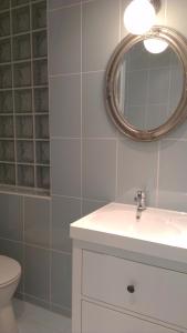 baño con lavabo y espejo en la pared en Apartman 4 You Westend en Budapest