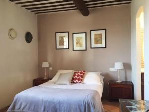 - une chambre avec un lit, 2 tables et 2 lampes dans l'établissement Villa privée avec vue et piscine près de Gordes, à Cabrières-dʼAvignon