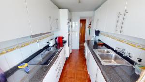 Kuchnia lub aneks kuchenny w obiekcie Olimpo II The Cruise - Front Line Beach