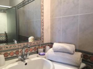 La salle de bains est pourvue d'un lavabo et d'un miroir. dans l'établissement Villa privée avec vue et piscine près de Gordes, à Cabrières-dʼAvignon